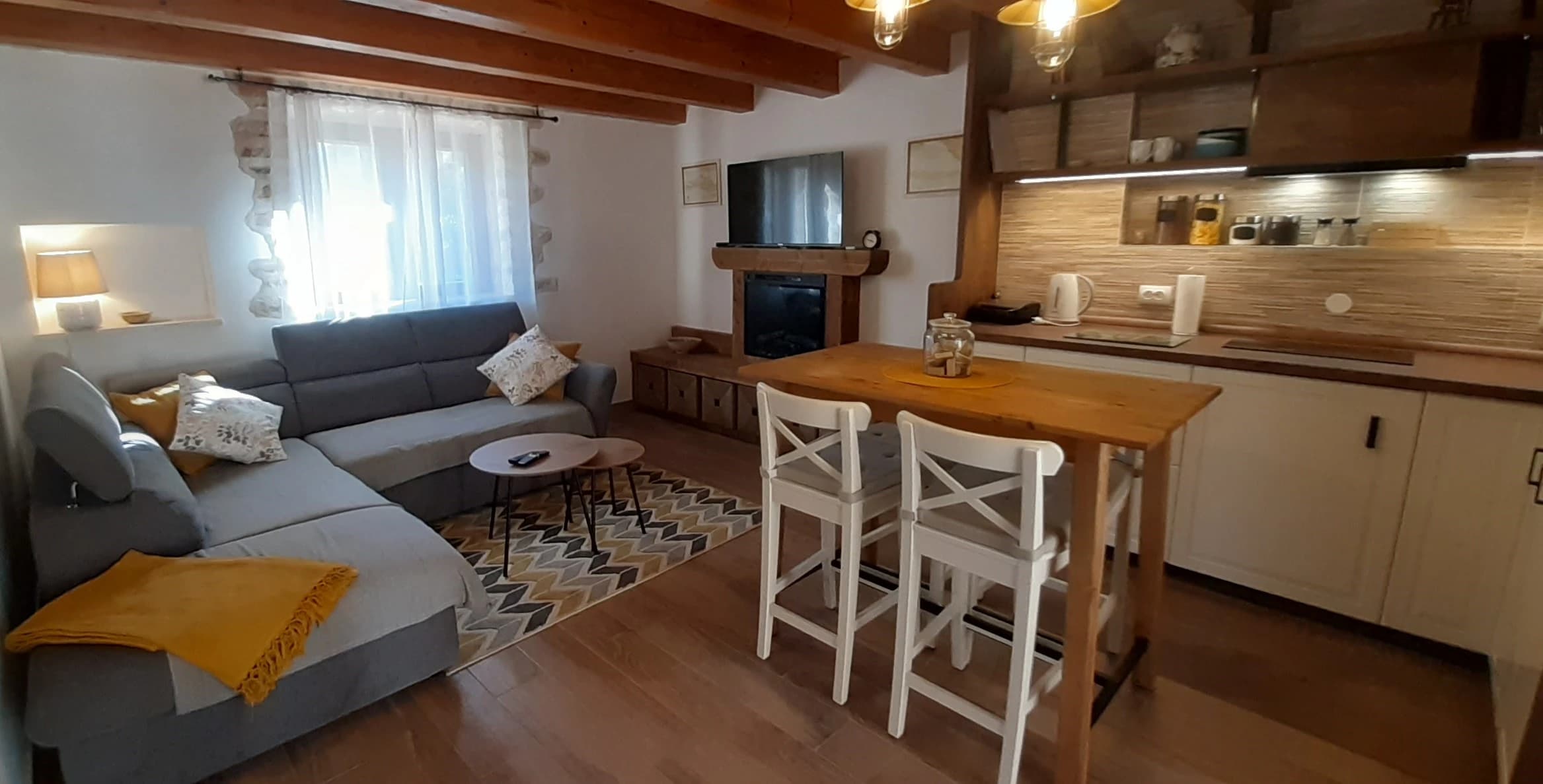 Obnovljeni kameni interijer vile Fortuna House na Hvaru